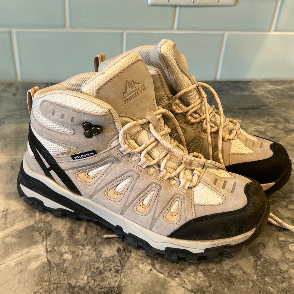 NortiV 8 Women’s Hiking Boots